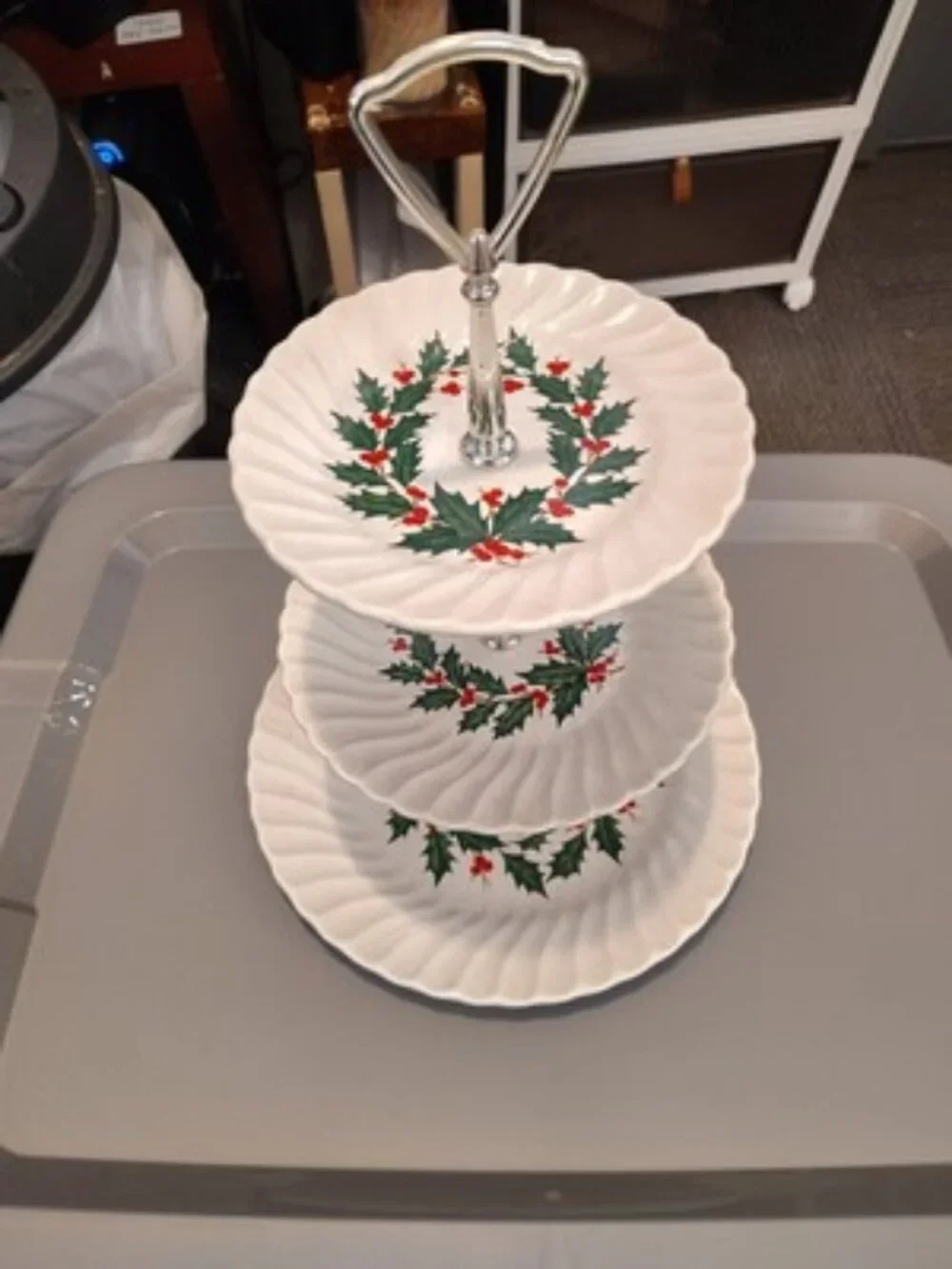 CHRISTMAS PLATE 3 TIERS OF 10, 7AND 6 INCH PLATES IN A HOLLY PATTERN BEAUTIFUL